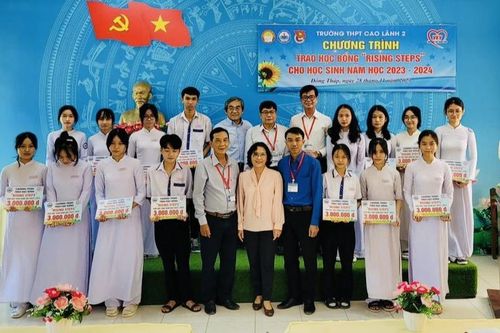 Đồng Tháp: Trao 16 suất học bổng 'Nâng bước em đến trường' tặng học sinh vượt khó, hiếu học