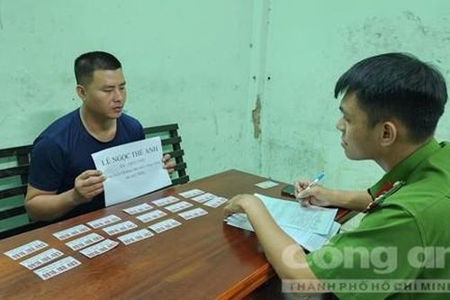 TPHCM: Đẩy mạnh đấu tranh với nạn treo dán quảng cáo trái phép dịp cuối năm