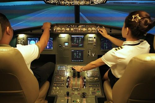 Người dân hào hứng lái máy bay mô hình như thật