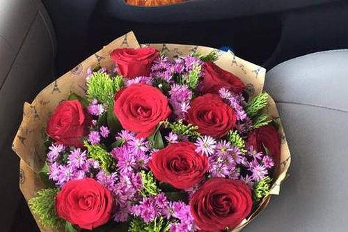 Cụ ông 80 tuổi vẫn lái xe 800km mang hoa, tỏ tình lại với bạn gái cũ từ thời cấp 3
