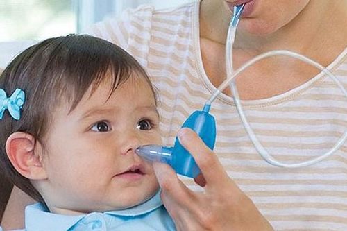 Bé 2 tuổi nguy kịch do thuốc nhỏ mũi, chuyên gia chỉ rõ nguy hiểm rình rập khi tự ý dùng thuốc nhỏ mũi cho trẻ