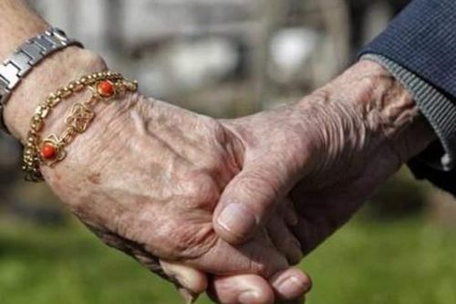 'Chàng' 84 tuổi và 'nàng' 81 tuổi nên duyên vợ chồng, thắp lại tình yêu nồng cháy