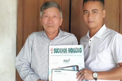 Trao tiền bạn đọc hỗ trợ người phụ nữ nghèo mắc bệnh ung thư nuôi hai con nhỏ