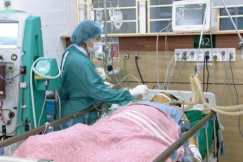 Cảnh báo gia tăng ngộ độc rượu những ngày cận Tết Nguyên đán