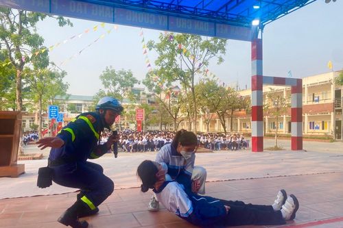 Tuyên truyền kiến thức, kỹ năng về an toàn PCCC và CNCH cho học sinh, giáo viên