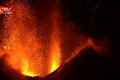 Kinh ngạc núi tuyết cao nhất châu Âu phun dung nham