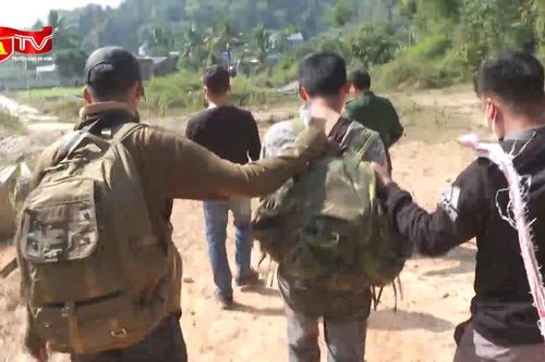 Cuộc vây giáp đối tượng 'thủ' 12 bánh ma túy trong balo trốn trong rừng