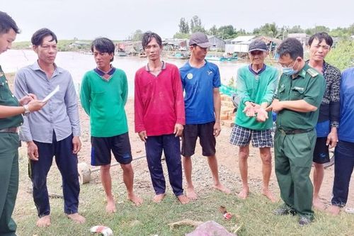 Bạc Liêu: Kịp thời cứu 7 ngư dân bị chìm tàu đang trôi dạt trên biển
