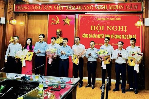 Sóc Sơn trao quyết định công tác cán bộ cho 2 cá nhân qua thi tuyển