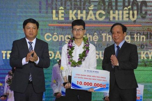 Đại học Đà Nẵng vinh danh thủ khoa và trao học bổng cho sinh viên vượt khó, học giỏi