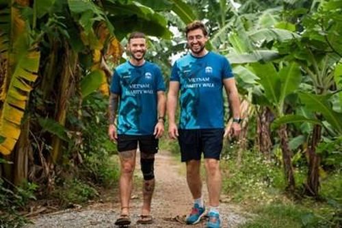 Hai thầy giáo Tây đi bộ 2.000km để thay đổi cuộc sống cho trẻ em Việt Nam