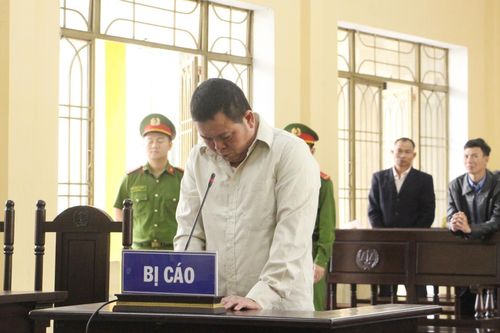 Tài xế dùng điện thoại, uống trà lúc lái xe gây tai nạn khiến 3 người tử vong