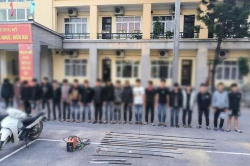Hà Nội: Bắt 16 đối tượng mang 'phóng lợn', vỏ chai bia đi đánh nhau