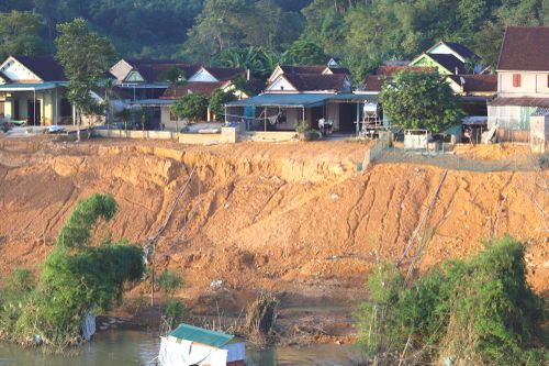 Sạt lở bờ sông Lam ở Nghệ An, nhiều nhà dân nguy cơ bị 'nuốt chửng'