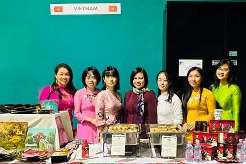 Đại sứ quán Việt Nam tại Hungary tham gia Hội chợ từ thiện ngoại giao thường niên 2023