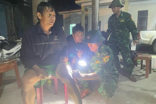 Cứu hộ thành công 3 thuyền viên bị đắm tàu trong đêm