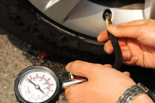 Lốp ô tô không thủng vẫn xuống hơi, vì sao?
