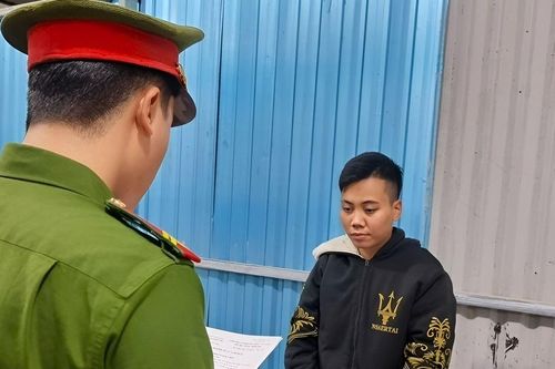 Nữ quái 19 tuổi cầm đầu nhóm đua xe, xịt hơi cay chống trả công an