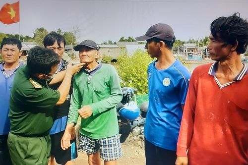 Kịp thời cứu vớt 7 thuyền viên trôi dạt trên biển Bạc Liêu