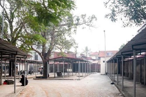 Chợ tiền tỷ xây xong bỏ hoang, tiểu thương phải xuống lòng đường buôn bán