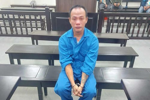Dùng rìu chém vợ vì mâu thuẫn gia đình