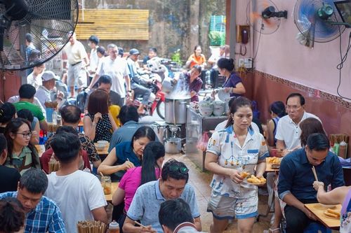 Quán phở Hà Nội siêu đông, khách xếp hàng 'như thời bao cấp', ngồi tràn vỉa hè