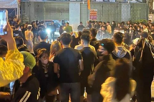 Nghệ An: Quốc lộ ùn ứ vì đám đông tụ tập xem đánh ghen