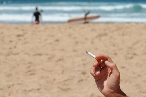 Pháp cấm hút thuốc trên bãi biển và trong công viên