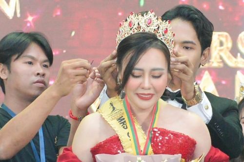 Phan Kim Oanh bật khóc khi được bổ nhiệm thêm một nhiệm kỳ hoa hậu