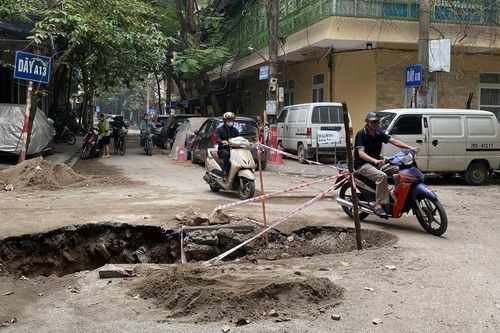Đào đường, xẻ rãnh ngổn ngang tại khu dân cư ở Hà Nội