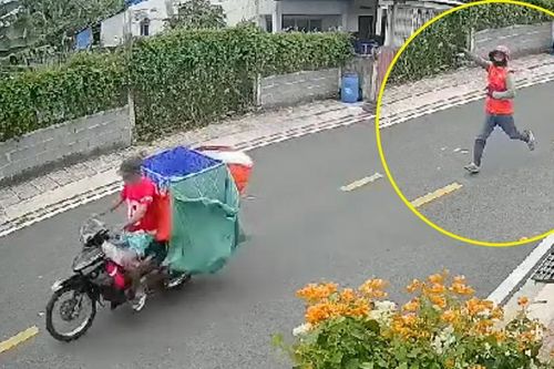 Shipper ở TP.HCM hét lớn khi bị trộm xe máy và hàng chục gói hàng