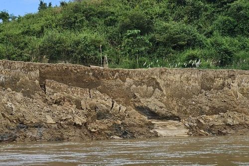 Dân phản ánh sạt lở bờ sông, Phó Chủ tịch tỉnh Đắk Lắk lên thuyền thị sát