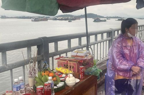Vợ trẻ thẫn thờ ngồi ở chân cầu Bãi Cháy, thắp hương chờ tìm chồng
