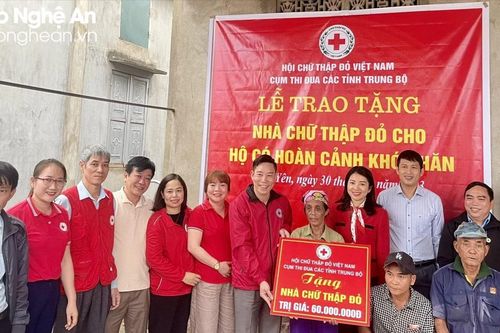 Hội Chữ thập đỏ cụm các tỉnh Trung Bộ tặng nhà Chữ thập đỏ cho hộ nghèo tại Nghệ An
