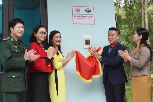 Hội Chữ thập đỏ Việt Nam bàn giao bếp ăn bán trú và tặng học bổng cho học sinh ở Anh Sơn
