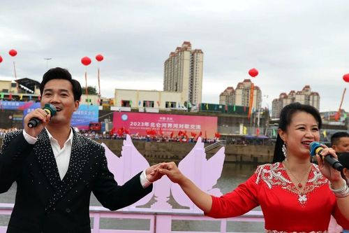 Thanh niên Việt Nam, Trung Quốc hát đối trên sông biên giới Bắc Luân