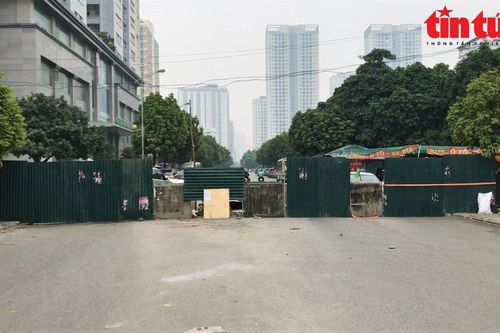 Rào chắn đoạn đường ngập phế thải, trụ bê tông ở quận Cầu Giấy