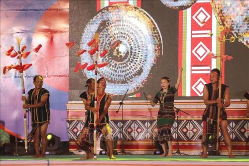 Liên hoan Văn nghệ quần chúng và trình diễn trang phục dân tộc vùng Tây Nguyên