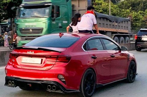 Đồng Nai: Một tài xế bị phạt hành chính vì để trẻ em ngồi trên nóc xe