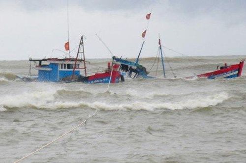 Biên phòng Quảng Bình cứu thành công 3 ngư dân chìm tàu trên biển