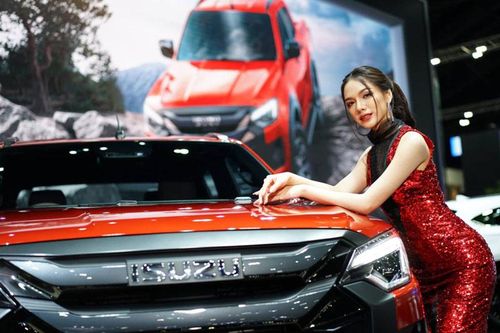 'Tiên nữ giáng trần' khoe sắc bên xe Isuzu