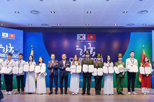 Kocham trao 115 học bổng cho sinh viên Việt Nam