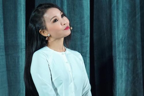 Cẩm Ly quên lời khi đang biểu diễn, ngơ ngác 'tự thú' với khán giả