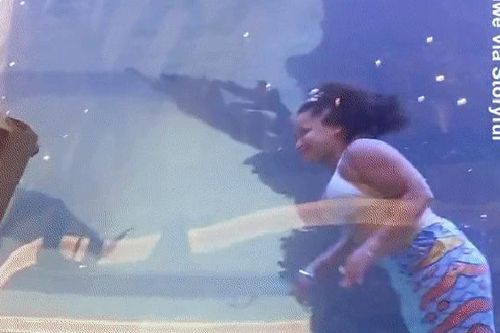 'Nàng tiên cá' suýt chết khi đang biểu diễn, toàn bộ diễn biến được camera ghi lại gây thót tim