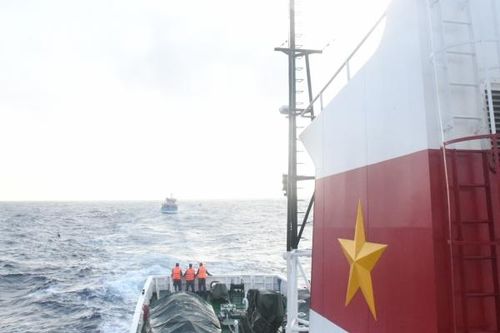 Tàu cá Bình Định hỏng máy thả trôi trên biển đang được lai kéo về bờ