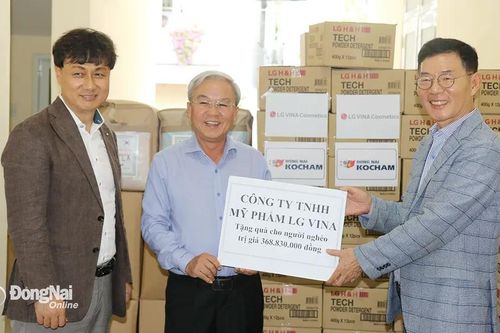 Tiếp nhận hơn 668 triệu đồng trợ giúp người nghèo