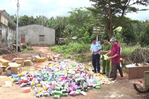 Đức Cơ tiêu hủy gần 12.000 điếu thuốc lá điện tử nhập lậu