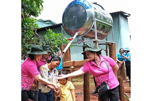 Giúp phụ nữ nông thôn tiếp cận nước sạch và nhà vệ sinh