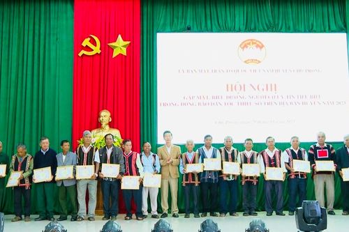 Chư Prông biểu dương 19 người có uy tín tiêu biểu