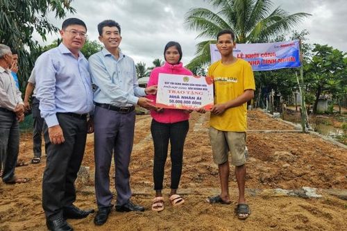 Báo Khánh Hòa và Quỹ Tín dụng nhân dân Ninh Hòa: Khởi công xây Nhà tình nghĩa cho một hộ khó khăn xã Suối Cát